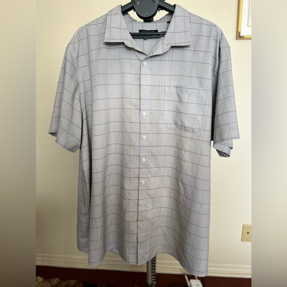 4XlT Synergy Grey short sleeve dress shirt w/ front pocket.